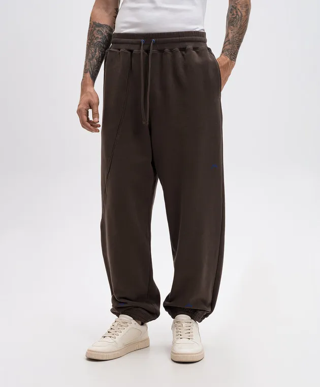 A Cold Wall Pantaloni da jogging con stampa logo Millbank in marrone ACWMB291