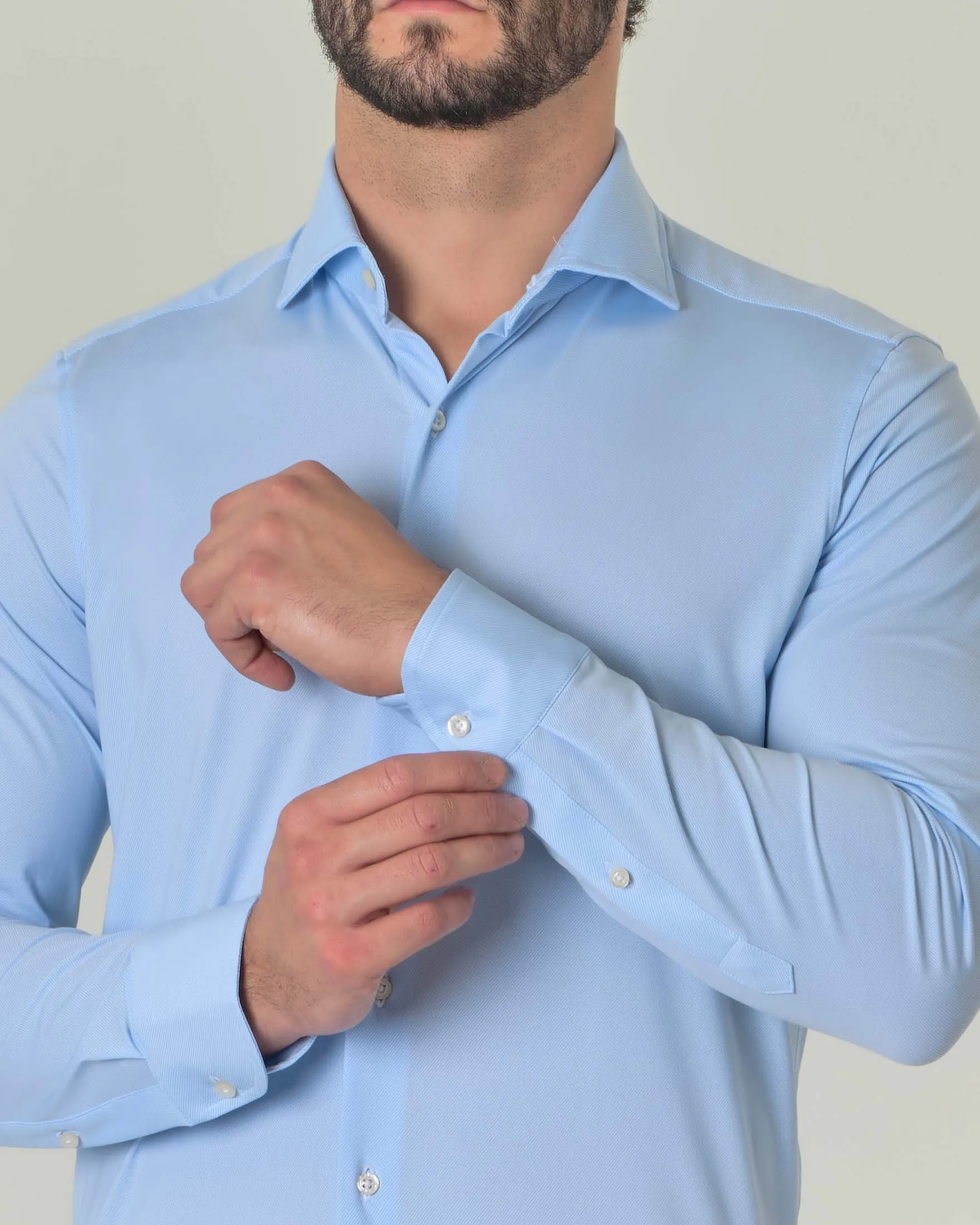 Camicia azzurra in tessuto tecnico diagonale con collo alla francese
