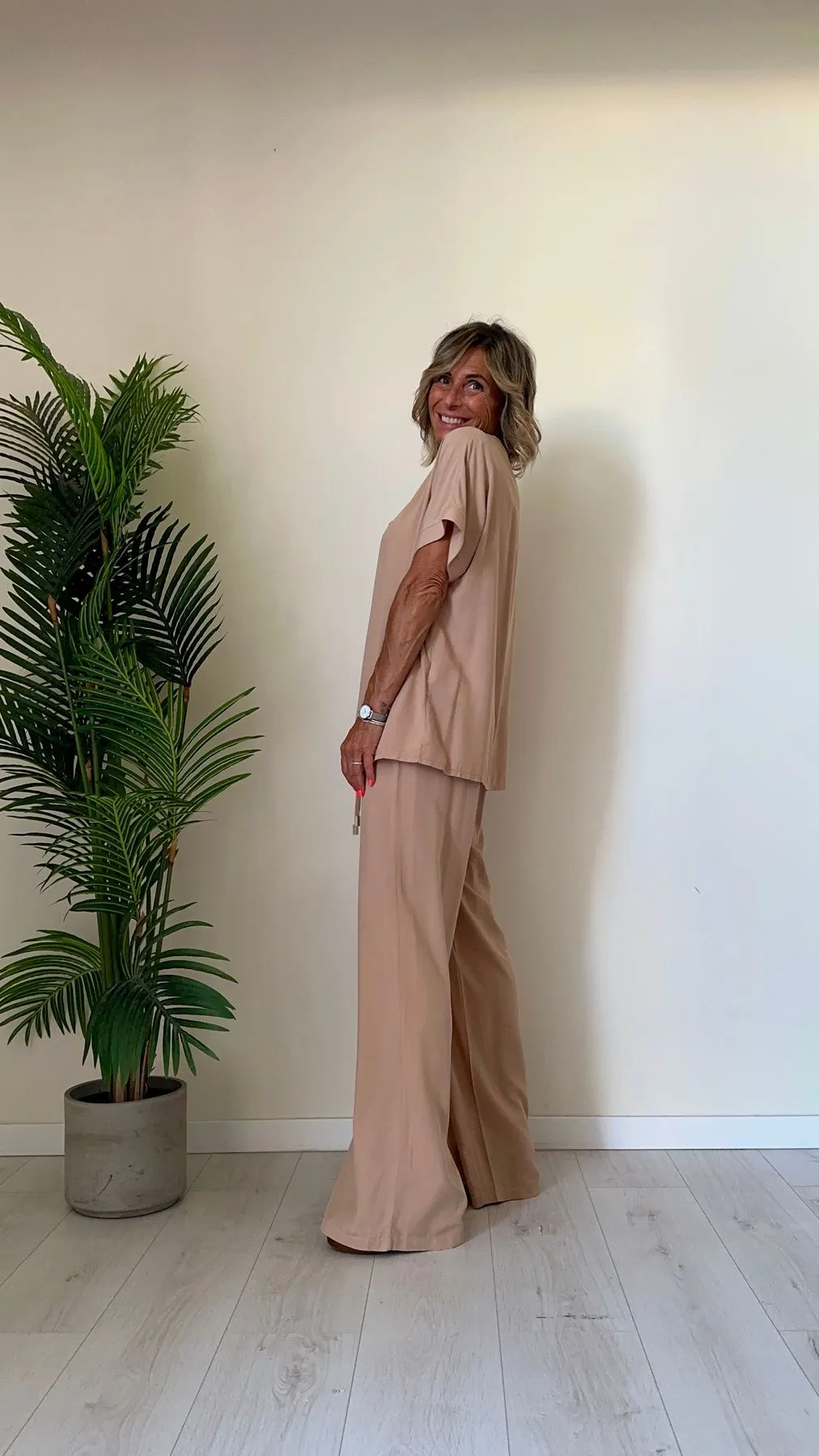 GIORGIA & JHONS - 60380SS24 - BLUSA 100%VISCOSA FITA AMPIO SCOLLO A V INCROCIATO MANICHE RISVOLTATE