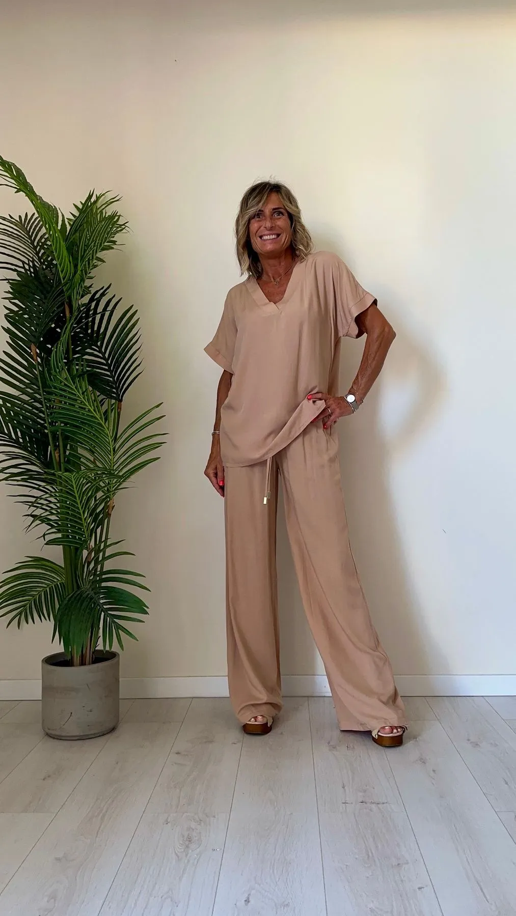GIORGIA & JHONS - 60380SS24 - BLUSA 100%VISCOSA FITA AMPIO SCOLLO A V INCROCIATO MANICHE RISVOLTATE