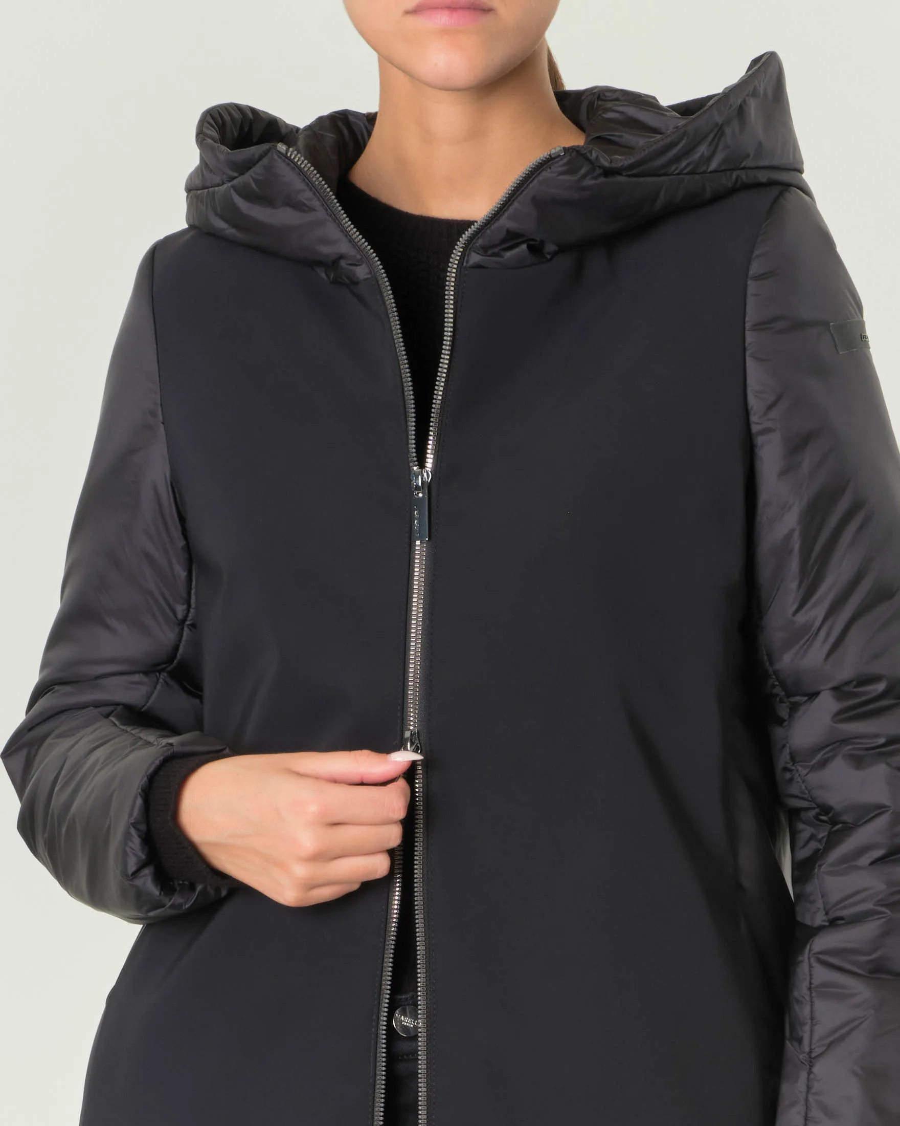 Giubbino nero in nylon con parte frontale in shell dal finish matt con cappuccio