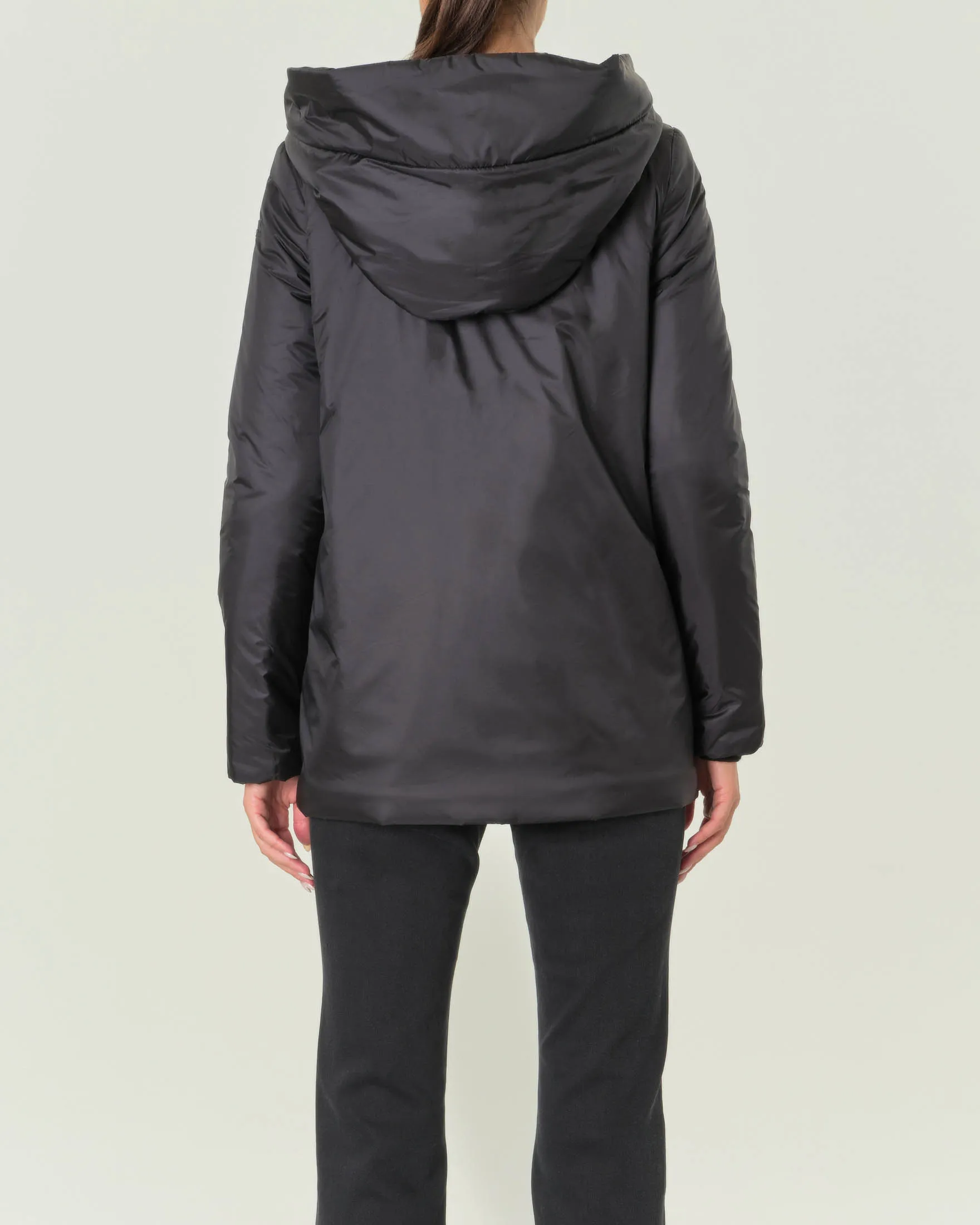 Giubbino nero in nylon con parte frontale in shell dal finish matt con cappuccio