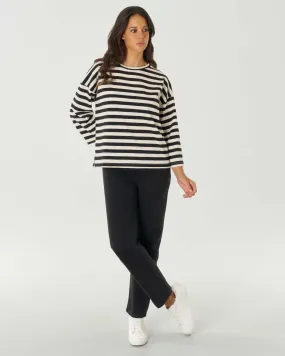 T-shirt color avorio a righe nere in cotone stretch con maniche tre quarti e spacchi laterali al fondo